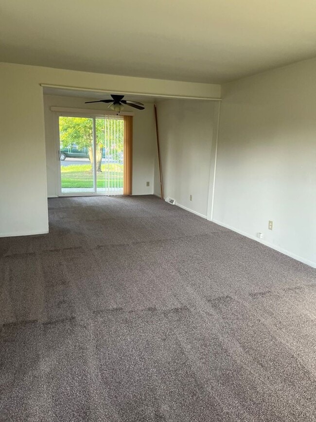 Building Photo - 3 Bedroom 2 1/2 Bath Townhome