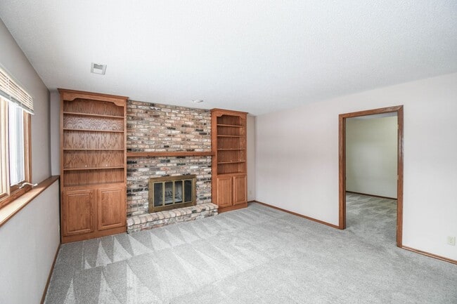 Building Photo - Spacious 5-Bedroom Split-Level in Southwest Sioux Falls with 4-Season Room & Fenced Yard!