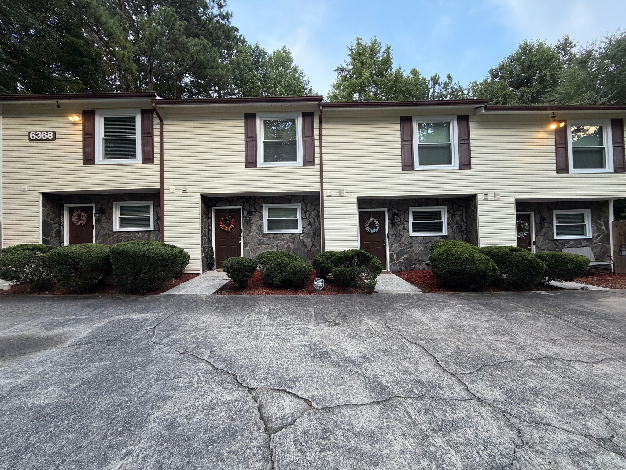 Building Photo - Room in Townhome on Baker Ct