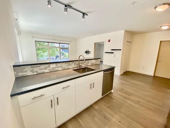 Building Photo - 1bd/1ba Seattle Condo