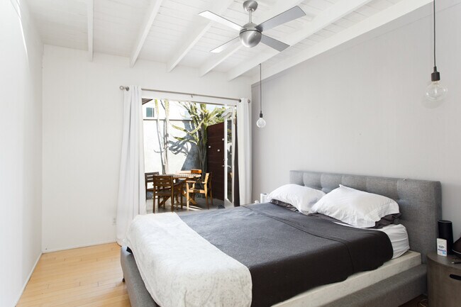 Building Photo - 2036 Walgrove Ave