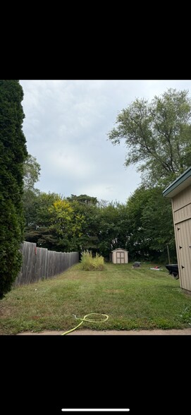 Fenced in backyard with lots of space - 2916 Youngdale Ave