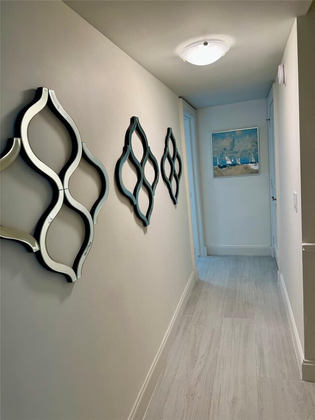 Building Photo - 1010 NE 8th Ave