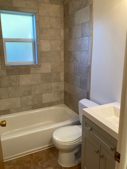 bathroom - 922 S Lake St