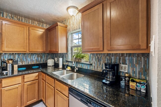 Building Photo - 5219 Avenue Q