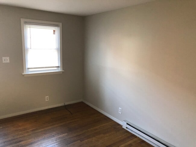 Building Photo - Can't beat this price- walk to the Fan and...