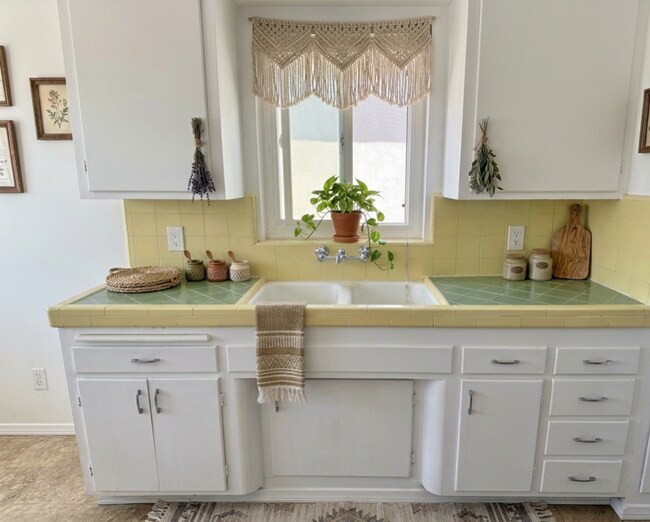 Building Photo - CORNER Upstairs Unit Within Small Gated Community! COMPLIMENTARY Shared Laundry! Spacious Floorplan!