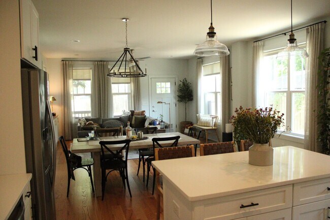 Building Photo - Great 3 bedroom / 2.5 bath Home in East Na...