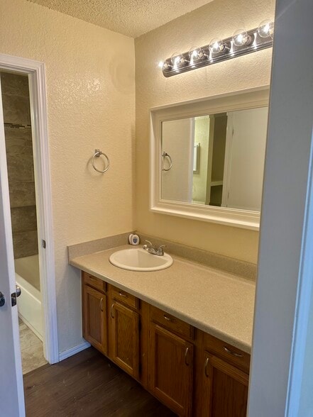 Building Photo - 9810 Walnut Ln