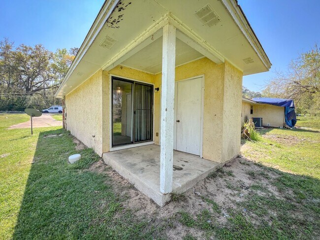 Building Photo - Peaceful 2 bedroom off Lake Jackson