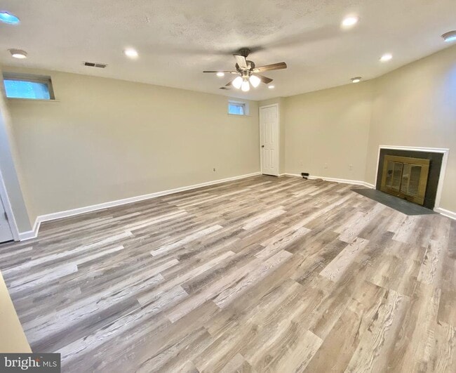 Building Photo - 10323 Hampshire Green Ave