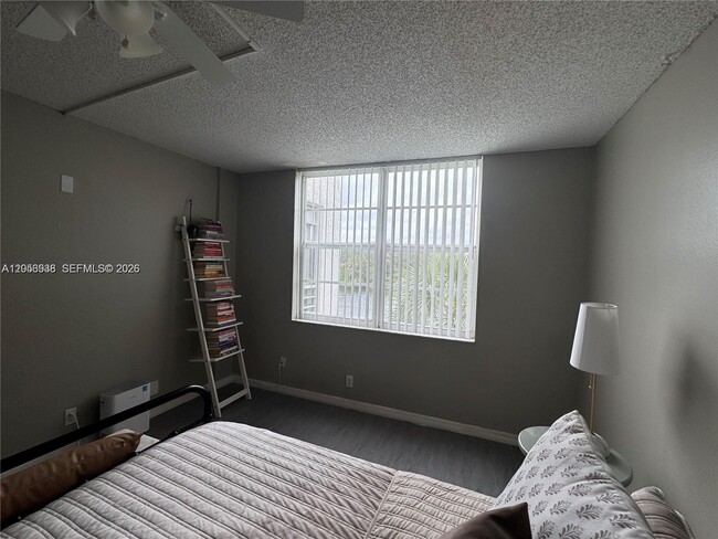 Building Photo - 9450 Poinciana Pl