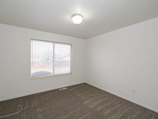 Building Photo - 2 Bedroom, 2 Bathroom Home