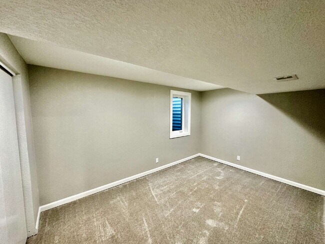 Building Photo - AVAILABLE NOW! Charming 3-Bedroom Retreat ...