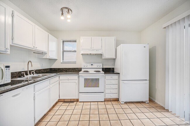 Building Photo - Charming 2 Bedroom 1.5 Bathroom Condo in Southeast Denver available Now!