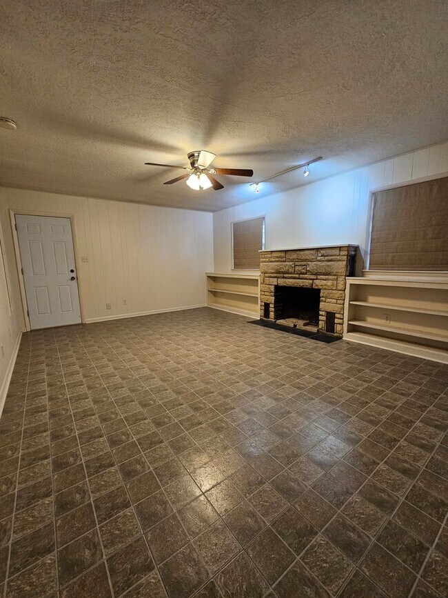 Building Photo - Move-In Special! 1/2 off 1st Month! (3) Bed/(2) Bath + (2) Living Areas Avail NOW! Mowing Included!