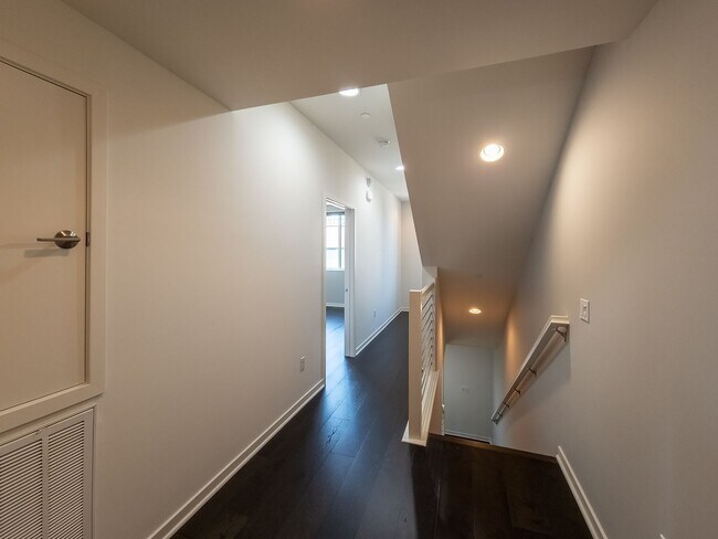 Building Photo - Luxury Townhome Centrally Located in Silver Lake!