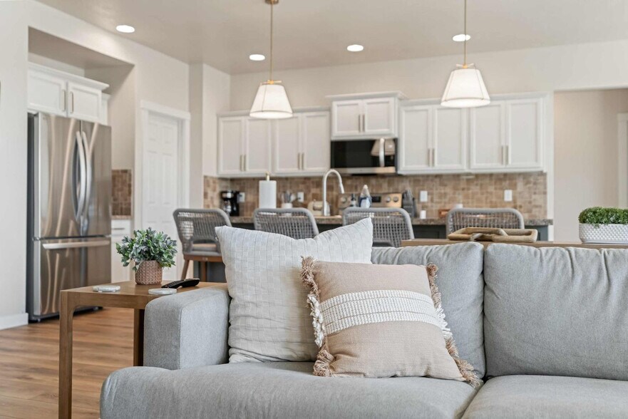 Primary Photo - 3173 S Mystic Seaport Ave