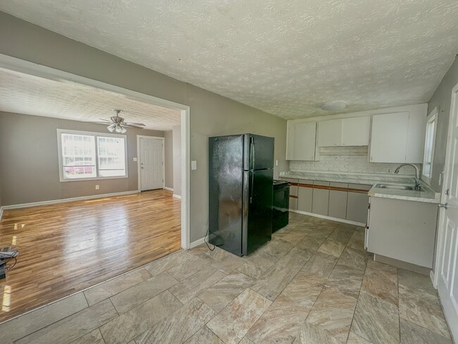 Building Photo - 804 E Cranford Ave