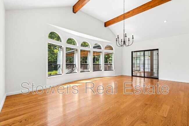 Building Photo - 1121 Douglas Ct
