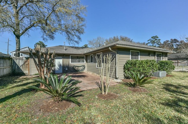 Building Photo - 1349 Martin St