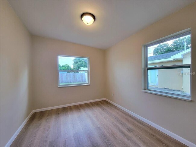 Building Photo - 6267 Hampton Dr N