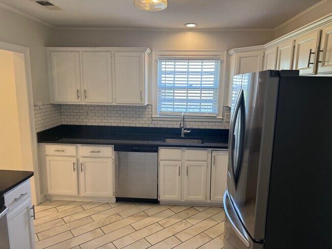 Building Photo - 193 Alexander St