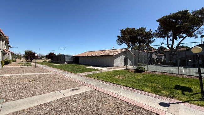 Building Photo - 2 BEDROOMS 1.5 BATHROOMS  TOWNHOUSE AVAILABLE FOR RENT !!!