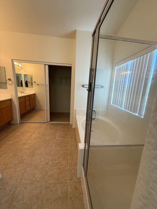 Building Photo - 3 bed, 2 1/2 bath home in gated Wood Ranch...