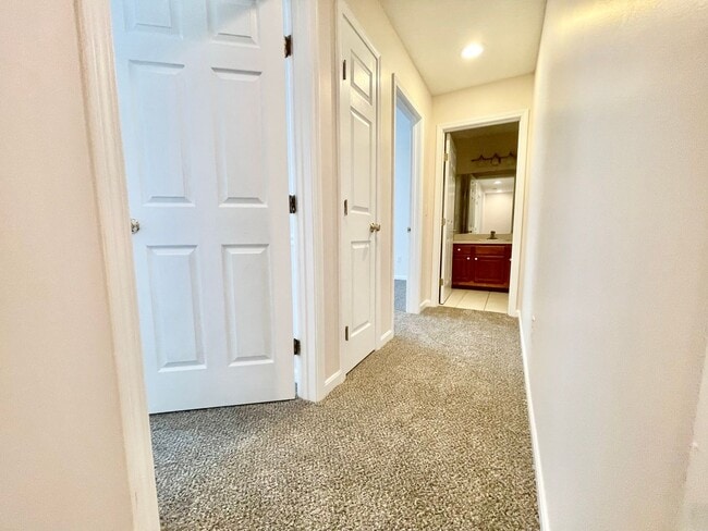 Building Photo - Beautiful Condo on the Water - 3 Bed - 3.5 Bath