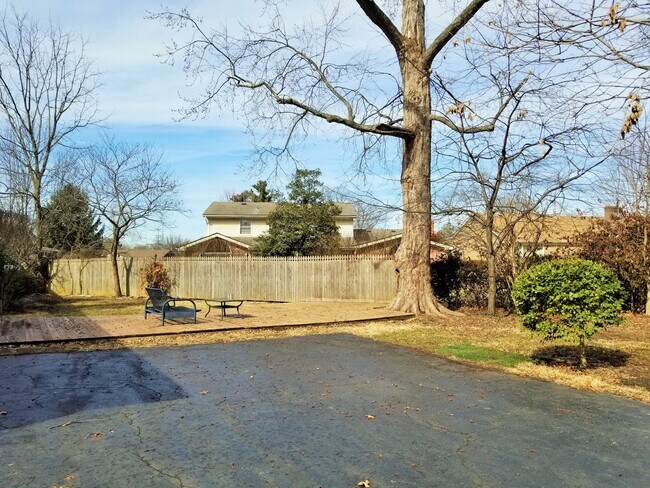 Building Photo - FRESH Paint!  Sprawling, Hurstbourne Ranch with Basement!  3 Bedrooms, 3 Full Baths, Hardwood Flo...