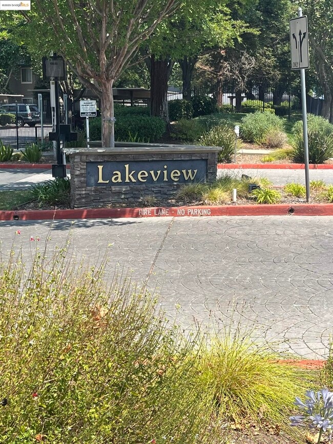 Primary Photo - 2207 Lakeview Cir