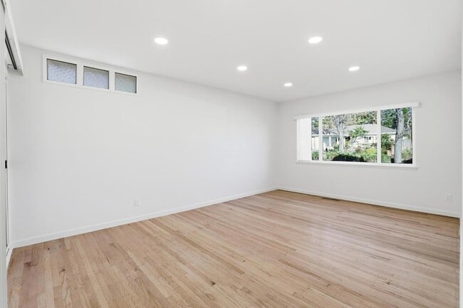 Building Photo - 1201 Weymoth Dr