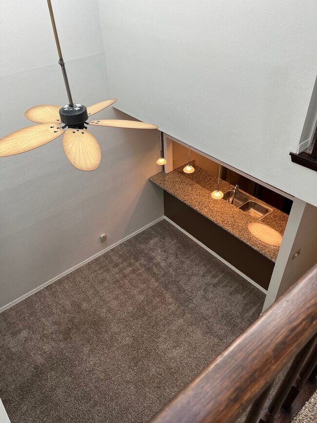 Building Photo - Beautiful Northeast Townhome!