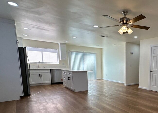 Building Photo - Single level 3BR, 2 BA, 2 car garage