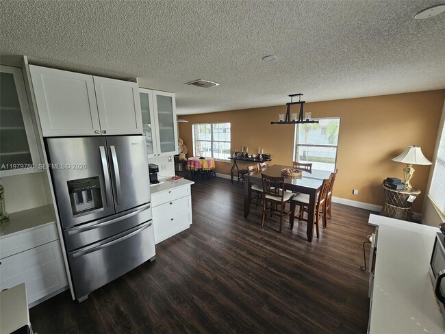 Building Photo - 161 SE Village Dr