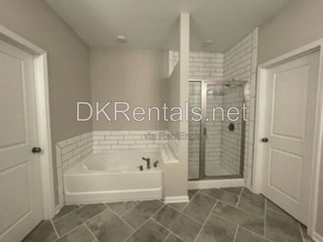 Building Photo - 944 Hewitt Dr SE