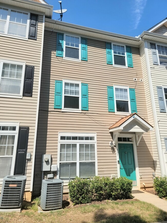Building Photo - 2220 Valley Edge Dr