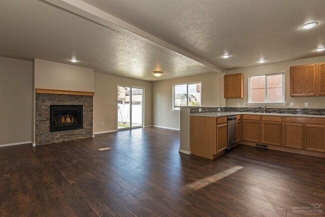 Building Photo - Redmond Townhome