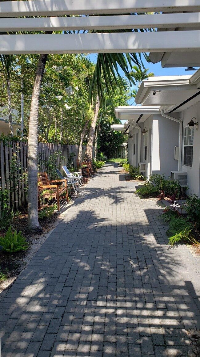 Building Photo - 832 NE 16th Ter