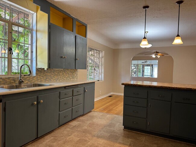 Building Photo - North Campus Gem!