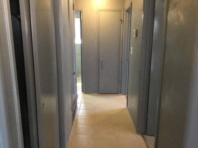 Building Photo - 1/2 OFF FIRST MONTHS RENT!  Great 3 Bed 1 ...