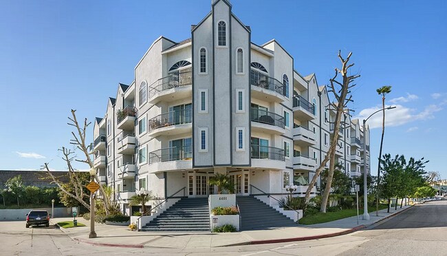 Building Photo - Bright 3-Bedroom Condo with Balcony and Fi...