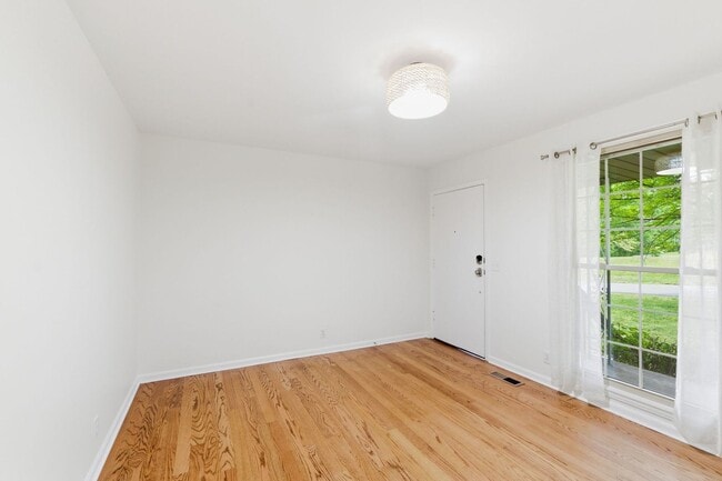 Building Photo - Crieve Hall Duplex