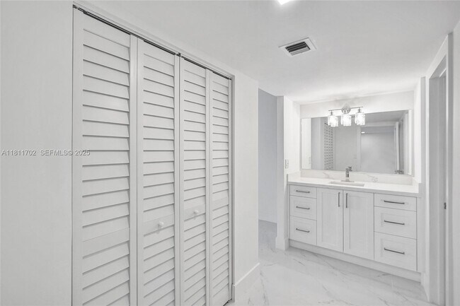 Building Photo - 3625 N Country Club Dr