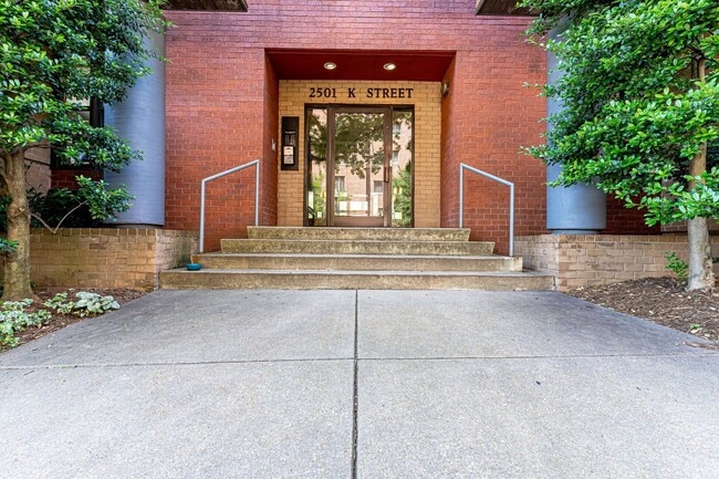 Building Photo - Beautiful One Bedroom in the Heart of Foggy Bottom| Water and Gas Included!