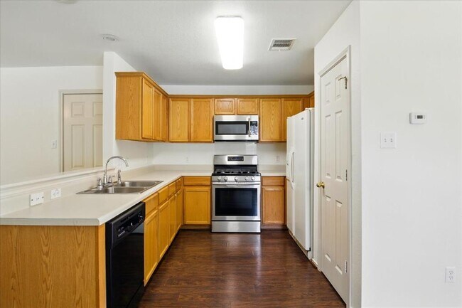 Building Photo - 508 Crater Lake Dr
