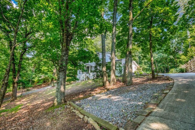 Building Photo - 813 Lakeshore Dr NW