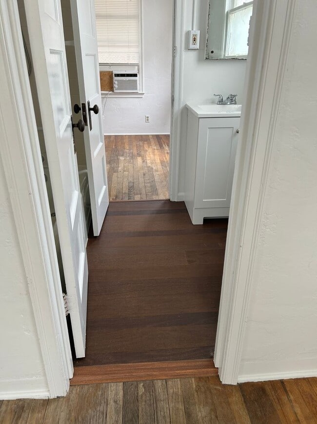 Building Photo - 2 Br 1 Ba available Now