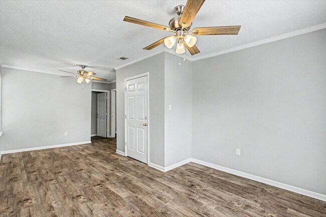 Building Photo - 2 bedroom minutes from SCAD